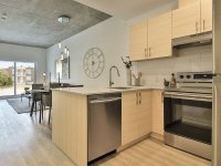 Bel Appartement 4 1_2 très rare situé à 70 Boulevard des laurentides à Laval  - Élégant duplex supérieur à louer à laval , cette propriété offre un mélange parfait de commodité moderne et de charme intemporel. Il comprend 2 grande